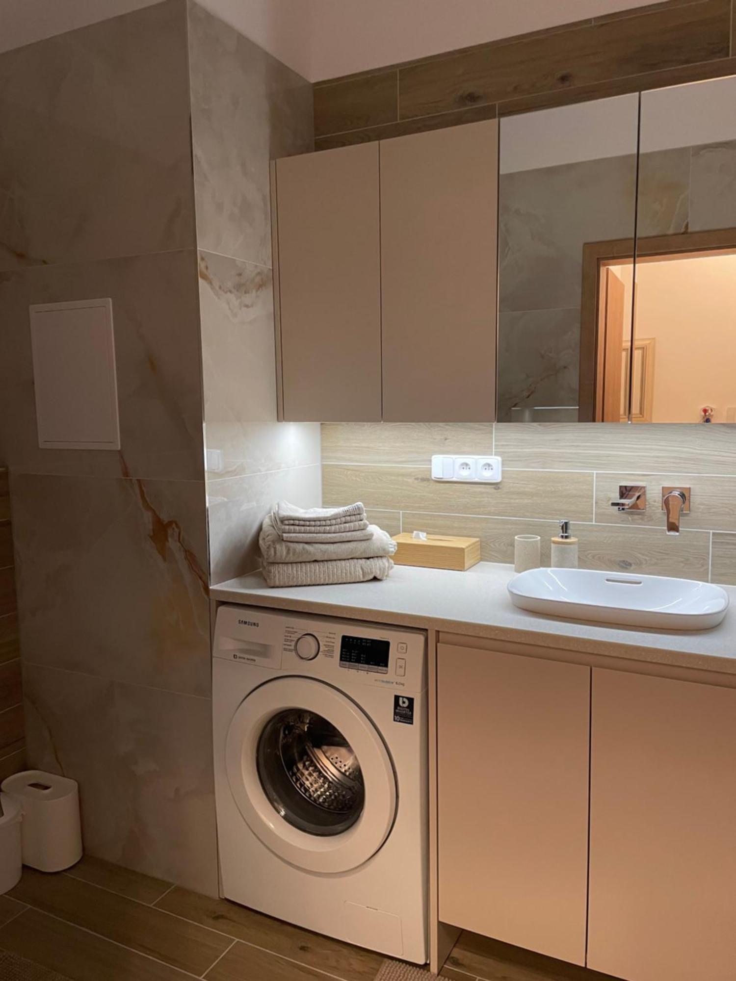 Castle View Apartment With Free Parking Pressburg Exterior foto